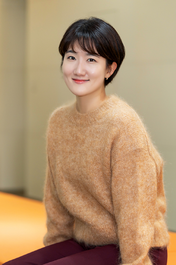 '왕과 사는 남자' 제작사 온다웍스 임은정 대표가 인터뷰에 앞서 포즈를 취하고 있다. [사진=(주)쇼박스]