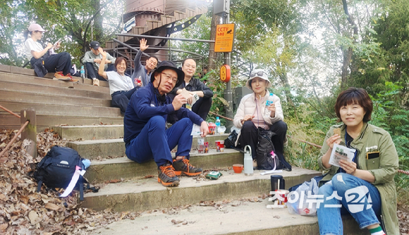 25일 서울 강북구 우이동 북한산국립공원 일대에서 열린 '브브걸 민영과 함께 하는 팬트레킹-제12회 희망찾기 등산&middot;트레킹 교실' 참가자들이 쌍둥이전망대 반환점에서 오찬을 즐기고 있다. [사진=정소희 기자]