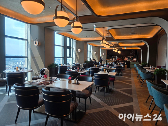 풀만 앰배서더 서울 이스트폴 프리미엄 디럭스룸 전경. [사진=박은경 기자]