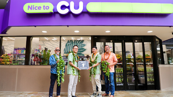 BGF리테일 홍정국 부회장(왼쪽에서 두 번째)과 CU Hawaii Robert Kurisu(왼쪽에서 세 번째) 대표가 CU 하와이 1호점 앞에서 열린 오픈식에서 기념 촬영을 하고 있다. [사진=BGF리테일]
