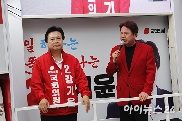  지난 30일 오후 개그맨 김종국(오른쪽)씨가 국민의힘 강기윤 후보 지지를 호소하고 있다. [사진=임승제 기자] 