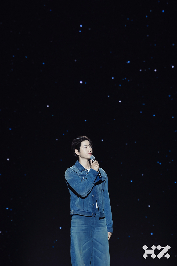 배우 송중기가 팬미팅 'Stay Happy'를 열고 팬들을 만나고 있다. [사진=하이지음스튜디오]