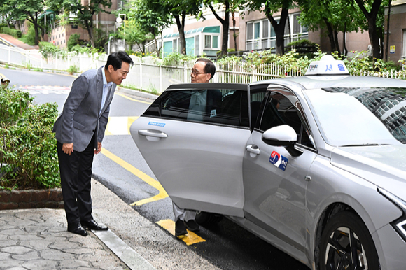 오세훈 서울시장이 6일 시립서대문노인종합복지관을 찾아 어르신들과 인사를 나누고 있다. [사진=서울시]