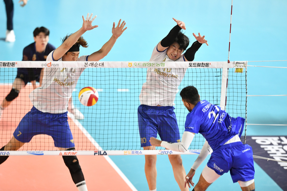 우리카드 최석기와 나경복이 18일 열린 삼성화재와 원정 경기 도중 상대 주포 이크바이리가 시도한 스파이크를 블로킹으로 잡아내고 있다. [사진=한국배구연맹(KOVO)]