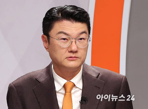 김정철 개혁신당 서울시장 후보가 28일 오후 서울 마포구 SBS프리즘타워에서 열린 제9회 전국동시지방선거 2026 서울특별시장선거 후보자 토론회에서 토론 준비를 하고 있다. [사진=정소희 기자]