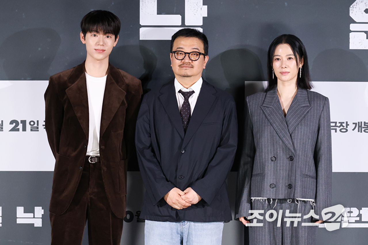 배우 배현성, 연상호 감독, 배우 김현주가 18일 오전 서울 용산구 CGV용산아이파크몰점에서 진행된 영화 '실낙원'(감독 연상호) 제작보고회에 참석해 포즈를 취하고 있다. [사진=문수지 기자]