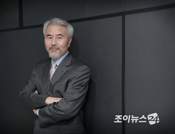 성악가로 독창회를 앞두고 있는 김인원 변호사가 서울 종로구 적선동에 위치한 법무법인 대륜 사무실에서 조이뉴스24와의 인터뷰에 앞서 포즈를 취하고 있다. [사진=정소희 기자]