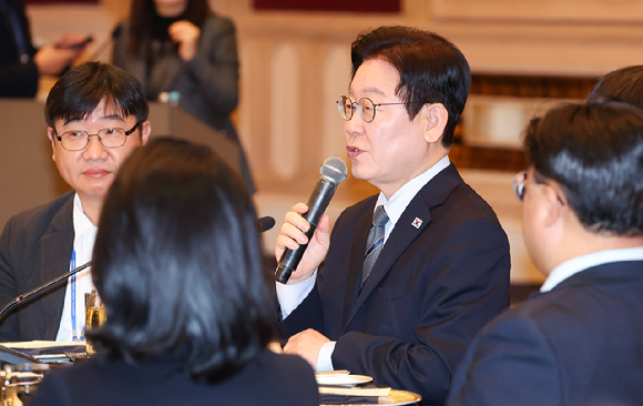 중국을 국빈방문 중인 이재명 대통령이 7일 상하이의 한 호텔에서 열린 순방 기자단 오찬 간담회에서 발언하고 있다. 2026.1.7 [사진=연합뉴스]