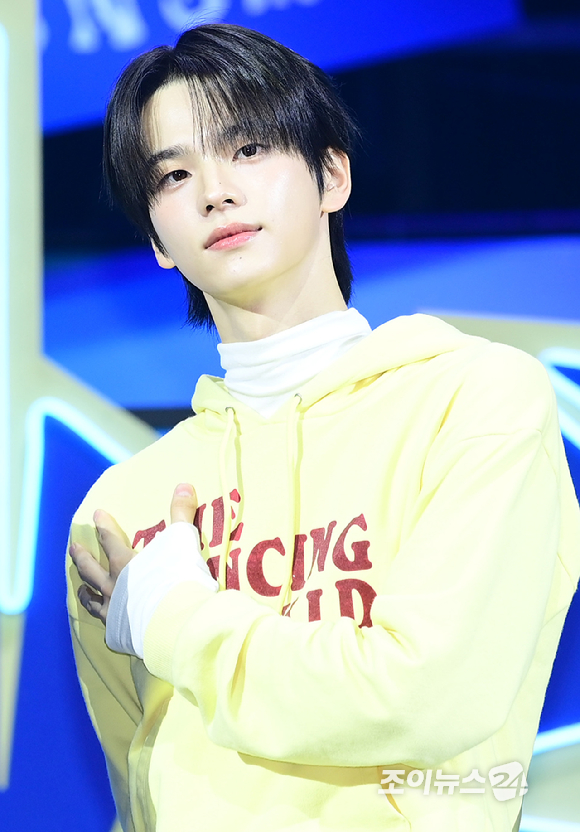 그룹 투어스 신유가 13일 오후 서울 광진구 예스24라이브홀에서 열린 투어스(TWS) 네 번째 미니앨범 'play hard' 발매 쇼케이스에 참석하고 있다. [사진=정소희 기자]