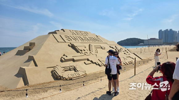 12일 부산시 해운대구 해운대 해수욕장에서 열린 'BTS 더 시티 아리랑 부산' 오프라인 액티비티 '러브 송 라운지', '러브 쿼터' 현장 이미지. [사진=정지원 기자]