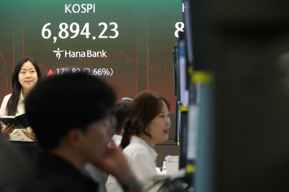 18일 장 마감 후 서울 중구 하나은행 딜링룸 [사진=연합뉴스]