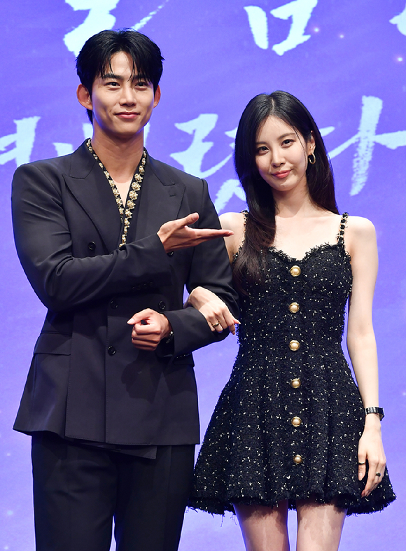 그룹 2PM 옥택연, 소녀시대 서현이 11일 오후 서울 구로구 신도림동 더세인트에서 진행된 KBS2 새 수목드라마 '남주의 첫날밤을 가져버렸다' 제작발표회에 참석해 포즈를 취하고 있다. [사진=문수지 기자]