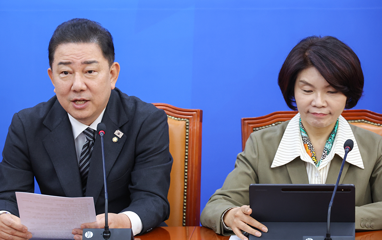 더불어민주당 김병기 원내대표가 6일 서울 여의도 국회에서 열린 정책조정회의에서 발언하고 있다. 오른쪽은 한정애 정책위의장. 2025.11.6 [사진=연합뉴스]