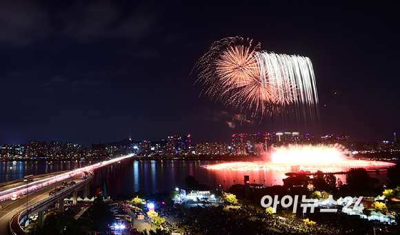 27일 저녁 서울 여의도 한강공원 일대에서 열린 '한화와 함께하는 서울세계불꽃축제 2025'에서 화려한 불꽃들이 밤 하늘을 수놓고 있다. [사진=정소희 기자]