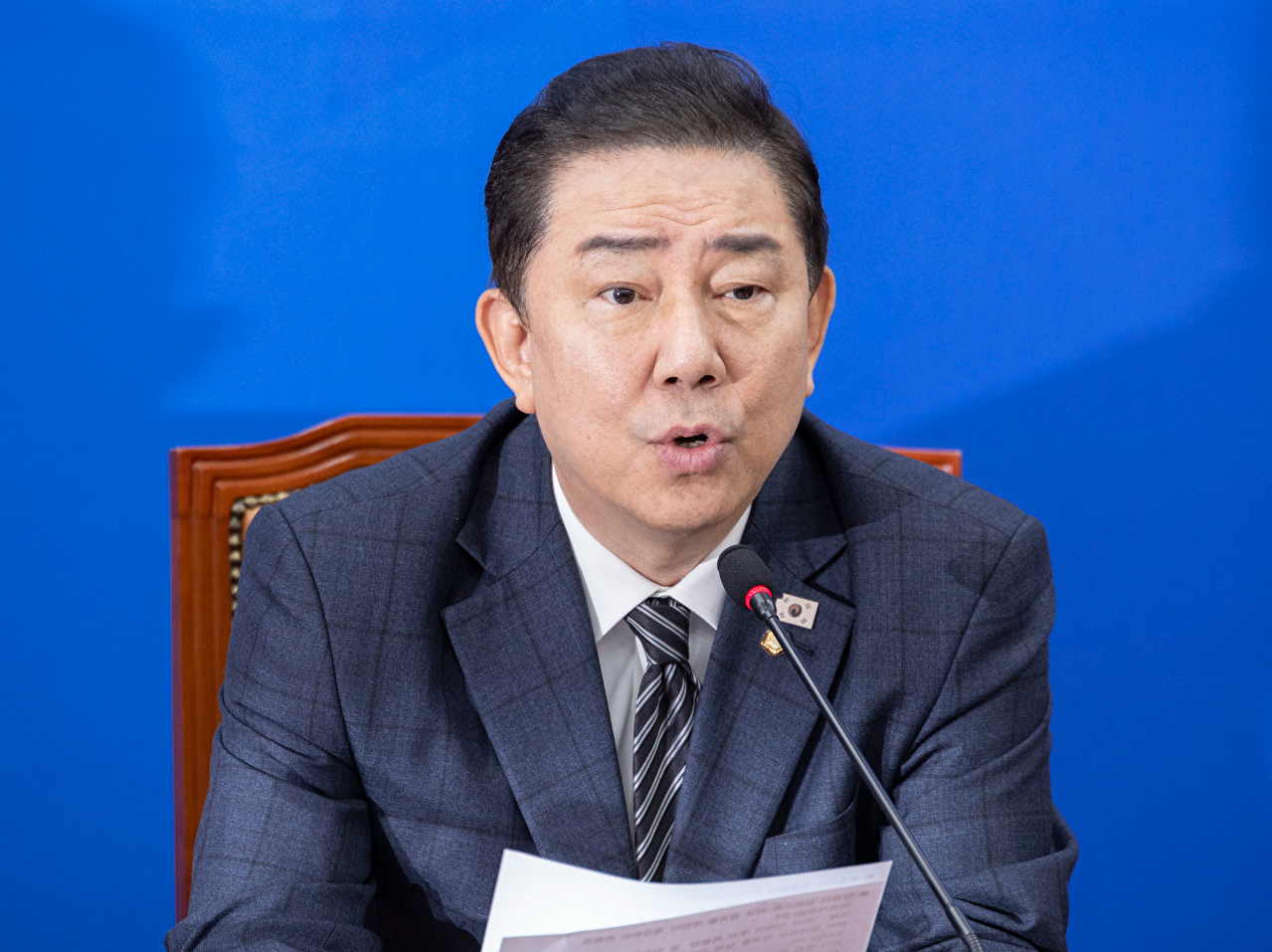 더불어민주당 김병기 원내대표가 27일 국회에서 열린 원내정책회의에서 홈플러스 매각 무산과 관련한 발언을 하고 있다. [사진=연합뉴스]