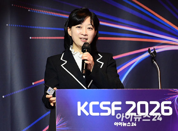 클라우드 기술과 소프트웨어 산업의 변화 흐름을 조망하는 '대한민국 클라우드/SaaS 포럼 2026'이 29일 서울 영등포구 여의도 FKI타워에서 열렸다. 오순영 아마존웹서비스 수석 솔루션즈 아키텍트가 'Agentic Nexus: 연결된 지능이 기업의 행동이 되는 순간'을 주제로 강연을 하고 있다. [사진=정소희 기자]