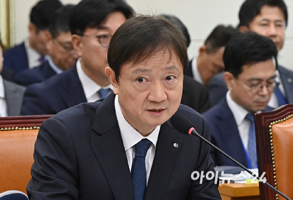 이찬진 금융감독원장이 지난달 27일 서울 여의도 국회에서 열린 정무위원회의 종합감사에서 위원 질의에 답하고 있다. [사진=곽영래 기자]