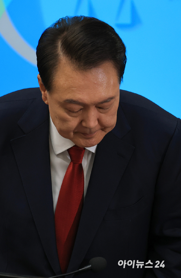 윤석열 전 대통령이 21일 서초동 서울중앙지법에서 열린 내란 우두머리 혐의에 대한 두 번째 정식 재판에 출석하고 있다. [사진=사진공동취재단]