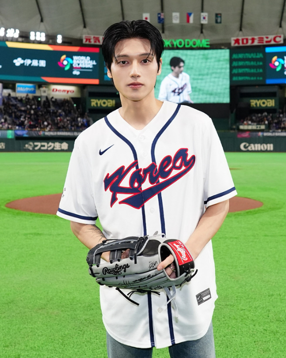 에이티즈 우영이 9일 도쿄돔에서 열린 '2026 월드 베이스볼 클래식(World Baseball Classic)' 호주전에 시구자로 마운드에 올랐다. [사진=MLB korea SNS]