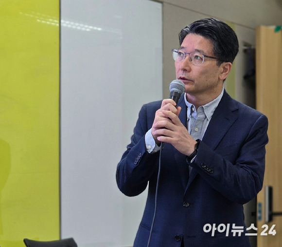 24일 오전 서울 중구 삼화타워에서 열린 SK텔레콤 유심(USIM) 일부 정보 유출 관련 브리핑에서 김희섭 SK텔레콤 PR센터장이 발표하고 있다. [사진=안세준 기자]