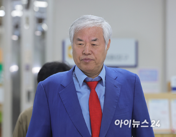 공직선거법 위반 혐의를 받는 전광훈 사랑제일교회 목사가 12일 서울중앙지법에서 열린 공판에 출석하고 있다. [사진=곽영래 기자]