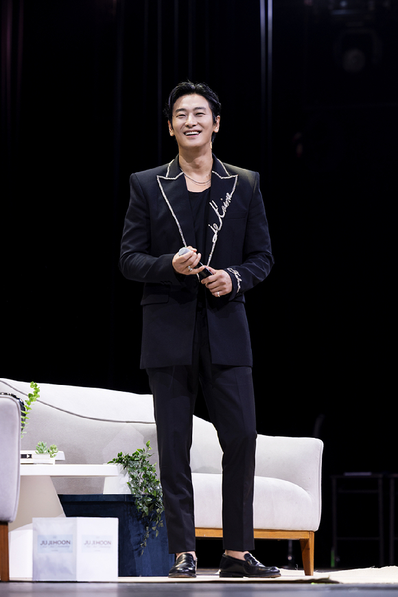 배우 주지훈이 마닐라 팬미팅에서 팬들을 만나고 있다. [사진=블리츠웨이엔터테인먼트]