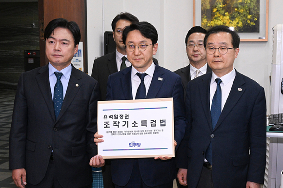 더불어민주당 천준호 원내대표 직무대행과 국정조사특위 위원들이 30일 국회 의안과에 '윤석열 정치검찰 조작기소 진상규명 특검법'을 제출하고 있다. 2026.4.30 [공동취재] [사진=연합뉴스]