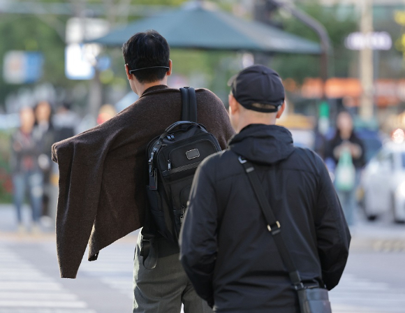 올가을 첫 한파특보가 내려진 지난 6일 아침 강원 평창군 대관령면 일원에 서리가 내렸다. [사진=연합뉴스]
