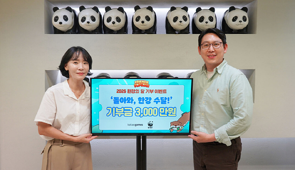 (좌측부터) 카카오게임즈 조정연 ESG/Value Enhancement실장과 WWF 이영준 보전사업본부 국장. [사진=카카오게임즈]