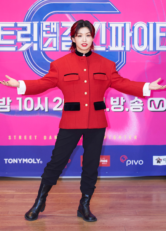 댄서 아이키(훅)가 30일 온라인으로 진행된 Mnet '스트릿댄스 걸스 파이터' 제작발표회에 참석해 포즈를 취하고 있다. [사진=Mnet]