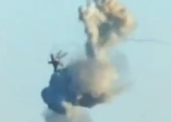 러시아 최신형 헬기 Ka-52가 미사일에 맞아 격추되고 있다. [사진=트위터 캡처]