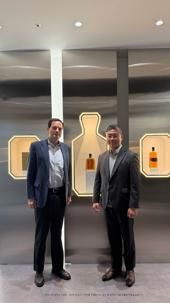 엔리케 무리요(Enrique Murillo) 곤잘레스 비야스 총괄이사 골든블루 인터내셔널 김관태 마케팅본부 이사(왼쪽부터)가 비즈니스 미팅을 진행했다. [사진=골든블루]