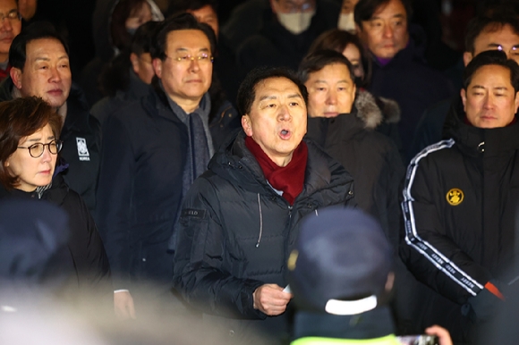 윤석열 대통령이 지난해 9월 9일 서울 용산 대통령실 청사에서 박종준 대통령 경호처장에게 임명장 수여 및 기념촬영을 마친 뒤 환담장으로 향하고 있다. 2024.9.9 [사진=연합뉴스]