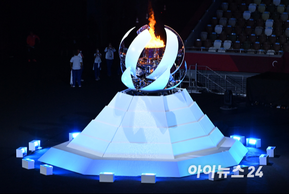 '2020 도쿄올림픽'이 17일간의 열전을 마무리하고 8일 오후 일본 도쿄 올림픽스타디움(국립경기장)에서 폐회식을 개최했다. 성화대의 불이 꺼지고 있다.