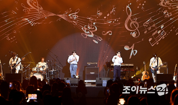 밴드 엔플라잉 이승협이 21일 오후 서울 송파구 잠실학생체육관에서 열린 '2026 JOY콘서트 - 보이스 오브 스프링(Voice of spring)'에서 멋진 무대를 선보이고 있다. [사진=정소희 기자]