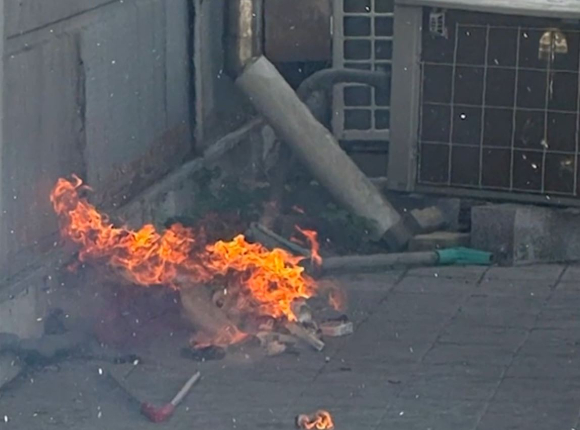 충북 한 고등학교에서 학생들이 담배를 피우다 화재가 발생했다. 이 과정에서 해당 학교장이 학생들의 흡연을 사실상 용인했다는 주장이 제기됐다. [사진=SBS 보도화면 캡처]