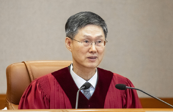 서울 종로구 헌법재판소 대심판정에서 열린 윤석열 대통령의 탄핵심판 선고. 문형배 헌법재판소장 직무대행이 윤석열 대통령 탄핵심판 선고를 하고 있다. [사진=사진공동취재단]