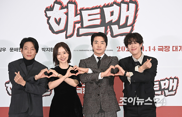 배우 박지환, 문채원, 권상우, 표지훈이 8일 오후 서울 송파구 신천동&nbsp;롯데시네마 월드타워점에서 열린 영화 '하트맨' 시사회에서 포토타임을 갖고 있다. [사진=곽영래 기자]