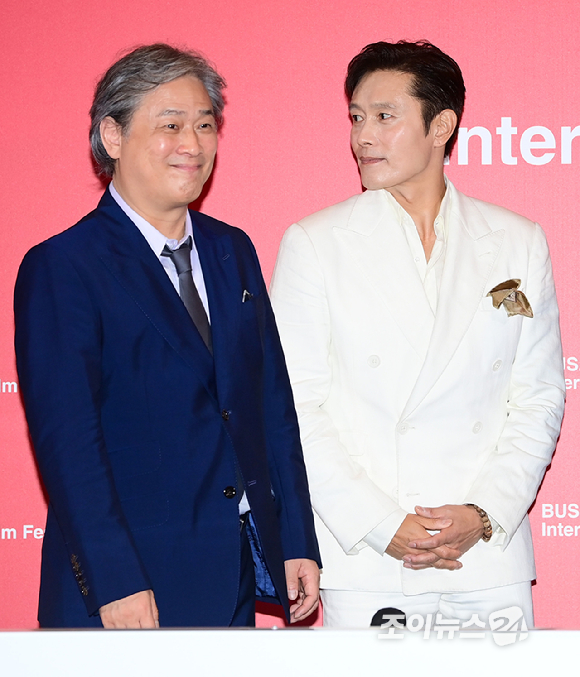 (왼쪽부터)박찬욱 감독-배우 이병헌-손예진-박희순-염혜란-이성민이 17일 오후 부산광역시 해운대구 영화의 전당에서 열린 제30회 부산국제영화제 개막작 영화 '어쩔수가 없다' (감독 박찬욱) 기자회견에 참석하고 있다. [사진=정소희 기자]