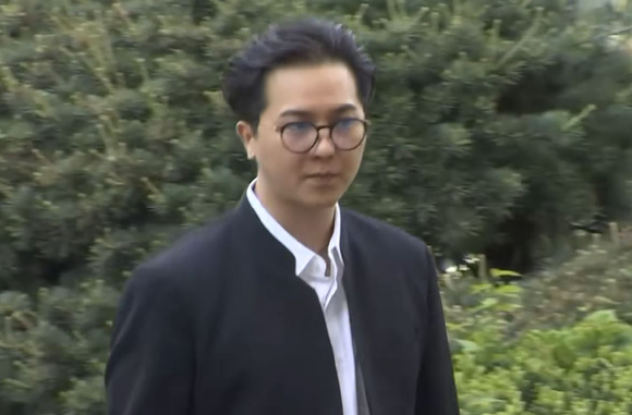 병역법 위반 혐의로 기소된 그룹 위너의 송민호 씨가 21일 오전 서울서부지방법원에 출석하고 있다. [사진=채널A 방송화면 캡처]