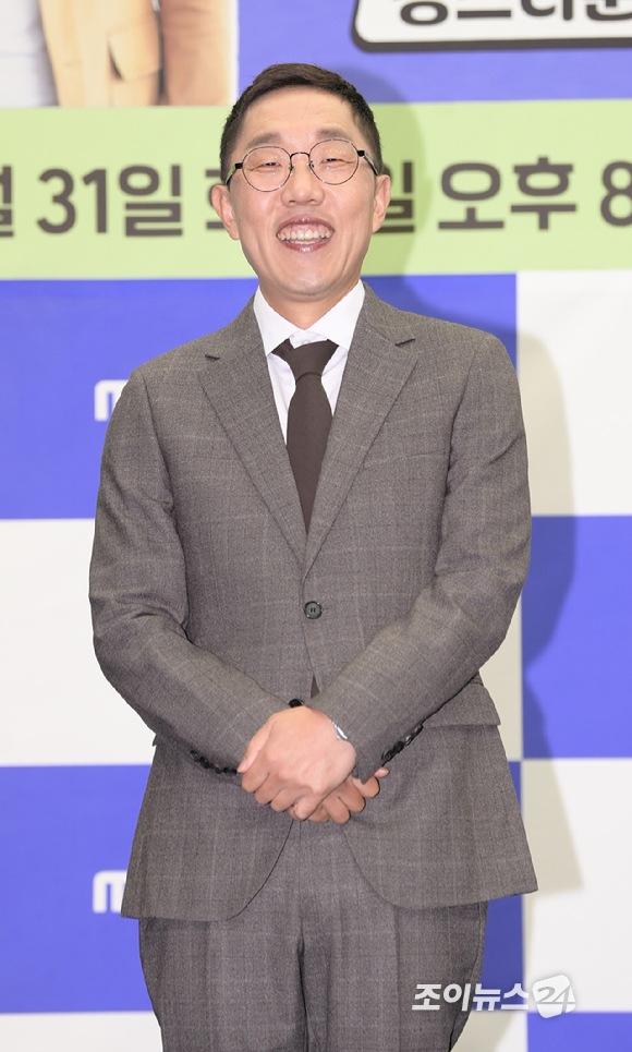 방송인 김제동이 27일 오전 서울 마포구 상암동 스탠포드호텔에서 열린 MBC에브리원 새 예능 프로그램 '성지순례' 제작발표회에 참석하고 있다. [사진=정소희 기자]