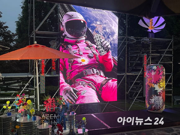 지드래곤(왼쪽)이 13일 그랜드 하얏트 서울 호텔에서 열린 '피스마이너스원 프리미엄 하이볼 론칭 파티 - 더 시그널'에서 새로 선보이는 하이볼에 대해 설명하고 있다. [사진=송대성 기자]