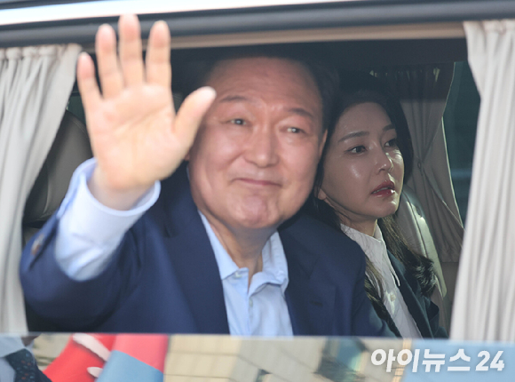 지난 27일 서울 송파구 서울아산병원에서 윤석열 전 대통령이 미는 휠체어에 탄 채 퇴원하고 있다. 2025.6.27 [SBS·MBC·KBS·YTN·MBN 방송 풀 제공] [사진=연합뉴스]