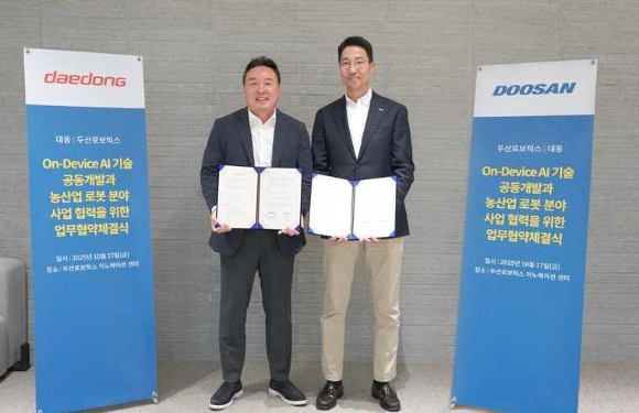 업무협약식이 끝나고 김민표 두산로보틱스 대표(오른쪽)가 원유현 대동 부회장과 기념사진을 촬영하고 있다. [사진=두산로보틱스]