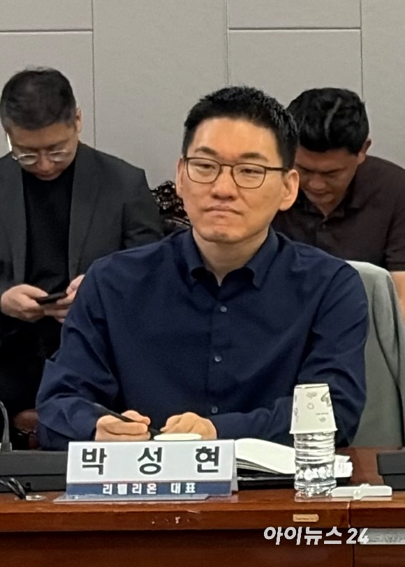 10일 서울 여의도 국회의원회관에서 열린 '국산 NPU 수출 확대 및 판로 다변화를 위한 국회 정책토론회' 참석자들이 기념촬영을 하고 있다. [사진=권서아 기자]