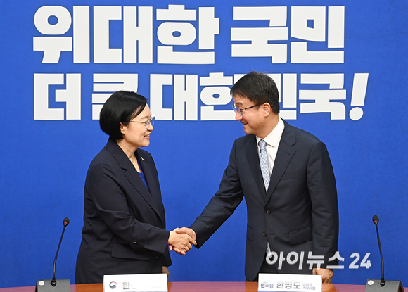 한성숙 국무총리가 10일 서울 여의도 국회에서 취임 인사차 한병도 더불어민주당 당대표 직무대행 겸 원내대표를 만나 기념촬영을 하고 있다. [사진=곽영래 기자]