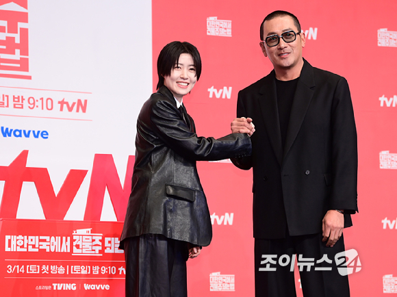 배우 심은경과 하정우가 9일 오후 서울 구로구 신도림동 더링크서울 트리뷰트포트폴리오 호텔에서 열린 tvN 새 토일드라마 '대한민국에서 건물주 되는 법' 제작발표회에서 참석하고 있다. [사진=정소희 기자]