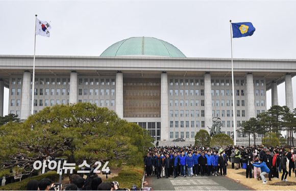 윤석열 대통령 파면 촉구 도보행진에 참가한 더불어민주당 의원들이 12일 서울 여의도 국회에서 광화문을 향해 출발하고 있다. [사진=곽영래 기자]