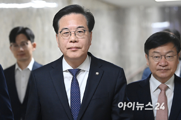 송언석 국민의힘 원내대표가 10일 서울 여의도 국회에서 열린 원내대책회의에 참석하고 있다. [사진=곽영래 기자]