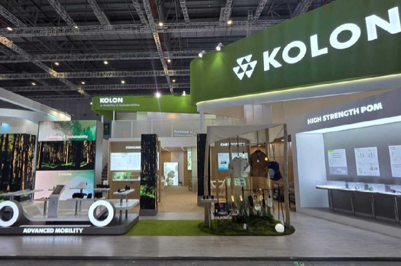 코오롱인더스트리 부스 및 엔지니어링 플라스틱 전시 제품. [사진=코오롱인더스트리]